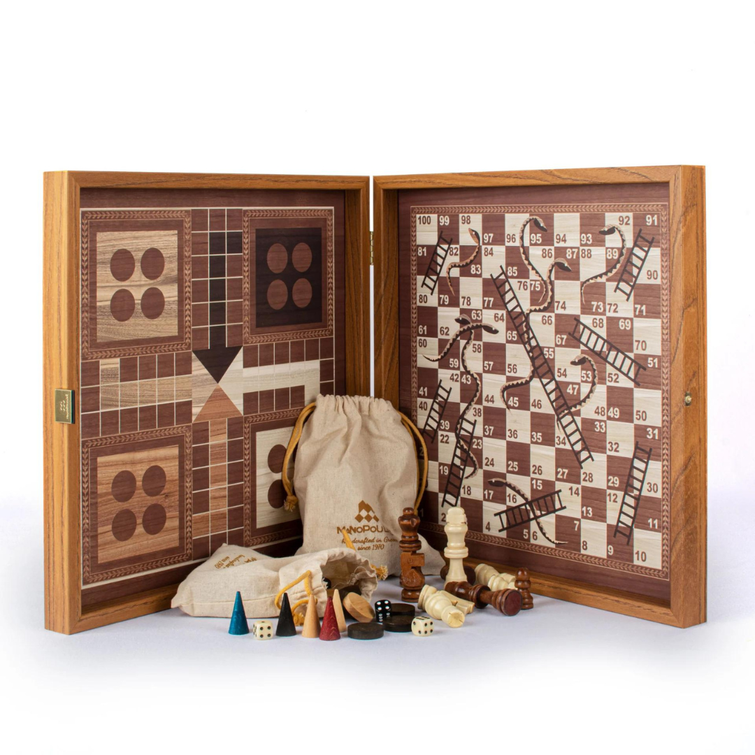 Se Skak/Backgammon/Ludo/Snakes - 4 spil i et sæt hos Veras Verden