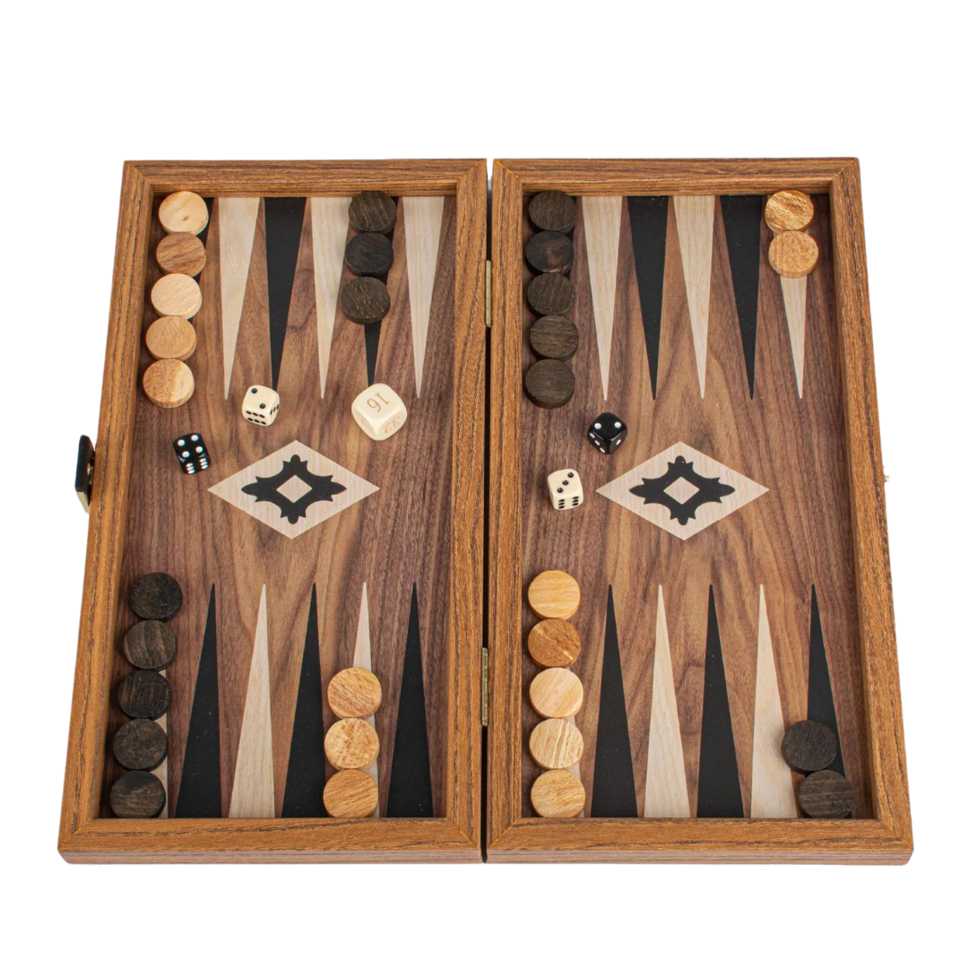 Se Backgammon i mørkt træ | Medium | 38x19 cm hos Veras Verden